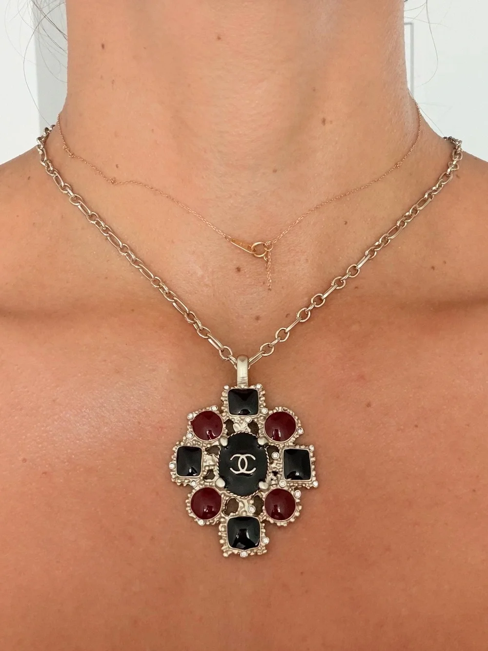 🍷CHANEL Gold-Tone Pendant Necklace with Black & Deep Red Enamels✨